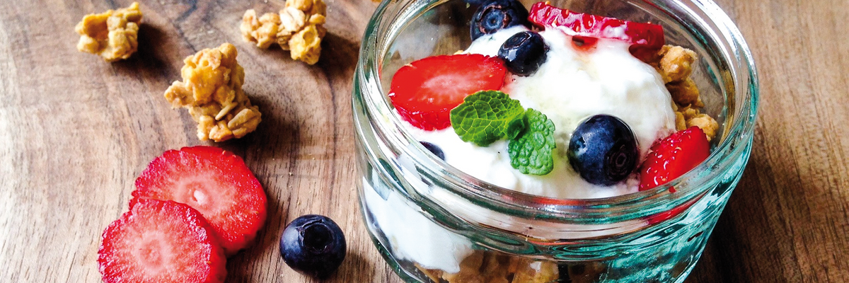 amoreco delicioso postre de kéfir hecho con KEFIRKO. Kéfir, menta, arándanos fresas y nueces en tarro de cristal