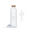 Botella de cristal programado con tapón de madera, un grabado de árbol y piedras apiladas sobre fondo blanco.
