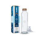 Botella de cristal flaska focus junto a su caja informativa y piedras blancas apiladas.