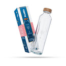 Botella flaska New Spring y su caja inclinadas para el consumo de agua estructurada.