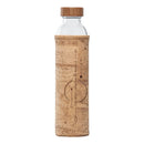 botella de agua de cristal Flaska con tapón de rosca y funda protectora de tela de corcho con diseños geométricos pirograbados y el texto "La Mejor Version de mi mismo"