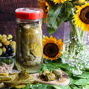 tarro de cristal con verduras fermentando con tapa roja