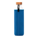 vista posterior botella de agua de cristal flaska con funda de neopreno azul