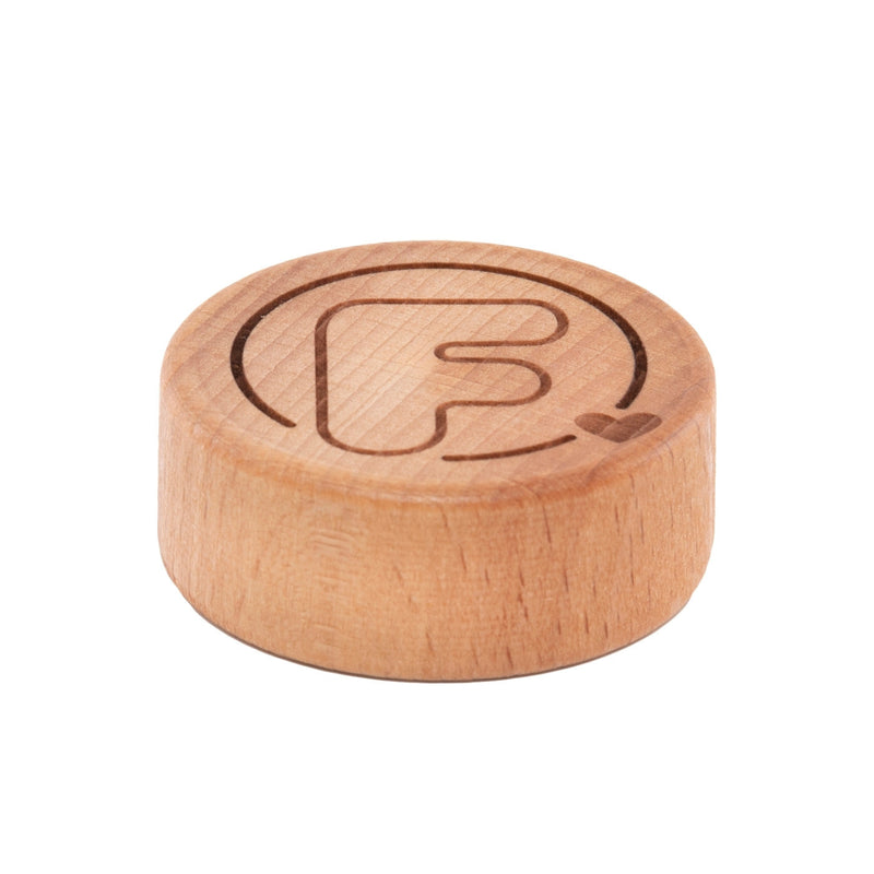 tapon circular de madera con logo flaska vista desde arriba